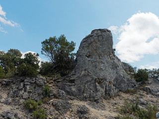 Le massif du Gros Bessillon dans le Var par la route de crête. Enormes Rochers précédant à La Roche Trouée, la gorge des cinq heures