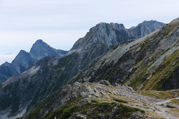 Obraz premium 北アルプス 槍穂高連峰 中岳南岳縦走路の風景 南岳への登りからの北穂高岳と前穂高岳