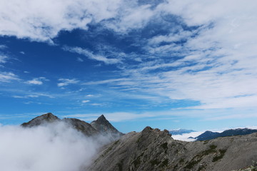 Fototapeta premium 北アルプス 槍穂高縦走路 南岳山頂からの風景 中岳大喰岳越しに槍ヶ岳を望む