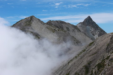 北アルプス　槍穂高縦走路　南岳山頂からの風景　中岳大喰岳越しに槍ヶ岳を望む
