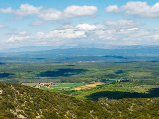 Fototapeta na wymiar Paysage de Provence. Vue sur les Alpes de Haute-Provence, vallons et collines depuis le chemin de crête vers le Gros Bessillon