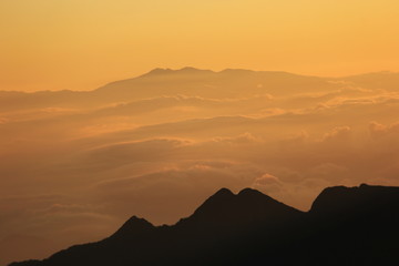 北アルプス　槍穂高大キレット縦走　南岳からの風景　夕焼に煙る白山