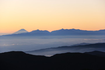 北アルプス　南岳山頂からの風景　朝焼けに映える富士山、南アルプス遠景