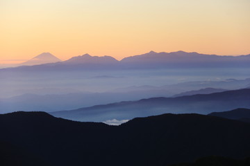 北アルプス　南岳山頂からの風景　朝焼けに映える富士山、南アルプス遠景