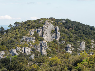 Le massif du Gros Bessillon dans le Var par la route de crête. Enormes Rochers précédant à La Roche Trouée, la gorge des cinq heures