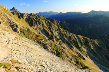 北アルプス　槍穂高連峰縦走　南岳小屋からの風景　朝陽に映える槍ヶ岳を望む　後立山連峰遠景
