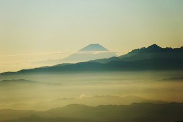 	北アルプス　南岳山頂からの風景　朝靄の富士山、南アルプス遠景