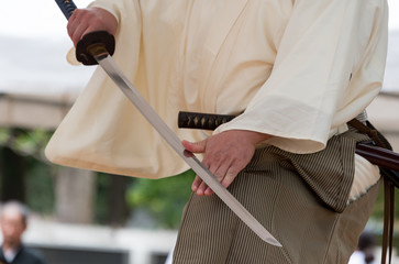 日本刀を構える人物