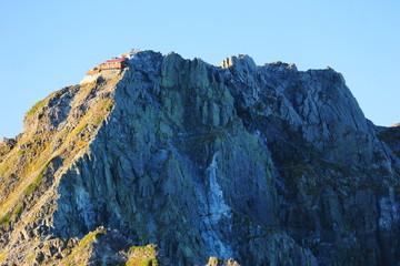 北アルプス　槍穂高連峰大キレット縦走　南岳獅子鼻からの景色　朝陽に映える大キレット縦走路と北穂高岳