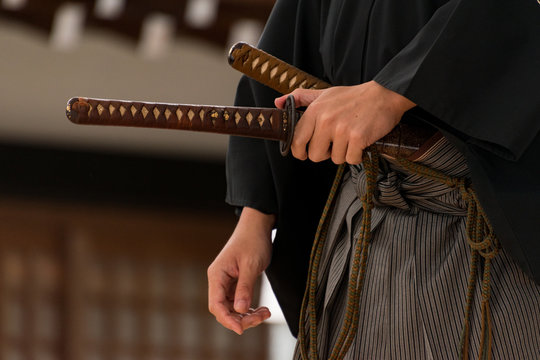 打刀と脇差を差した人物