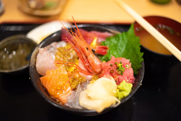 港で食べる海鮮丼