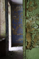 une vieille  maison abandonnée et des murs décrépis. Un intérieur vieux et abimé.  De la peinture écailée