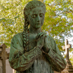 Obraz premium Statue of a confident woman in prayer