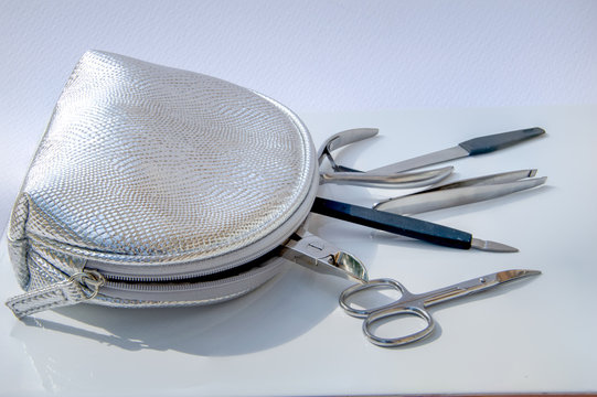 Muestra de los accesorios que contiene un estuche plateado para mujeres.