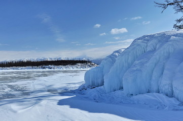 Obraz premium Winter on Lake Baikal. The huge blocks of stone were frozen as a result of the freezing of the washing waves.