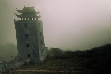 Niebla en las alturas de Fansipan