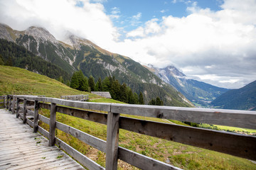 Fototapeta na wymiar Wanderweg in den Alpen