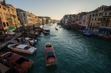 Fototapeta na wymiar Venezia - Vista dal ponte di rialto