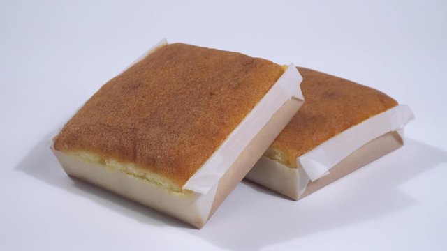 Sobaos sobre fondo blanco, desayuno