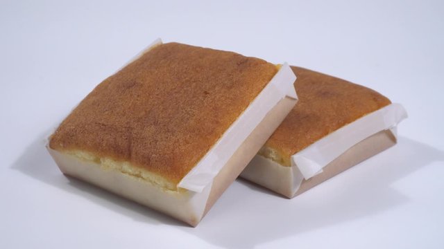 Sobaos sobre fondo blanco, desayuno