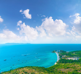 Fototapeta na wymiar sea view of Tropical blue sea, white sand and blue sky at Koh Larn island, Pattaya city, Chonburi, Thailand