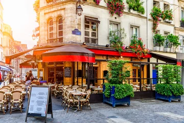 Foto op Plexiglas Gezellige straat met tafels van café in Parijs, Frankrijk. Architectuur en oriëntatiepunt van Parijs. Gezellig stadsbeeld van Parijs. © Ekaterina Belova