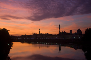 Fototapeta na wymiar Italia, Firenze, la città e il fiume Arno al tramonto.