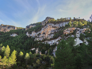 La cascada de la Escaruela en otoño sin agua, en el Parque Natural del Alto Tajo. Castilla la...