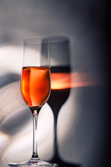 Sektglas mit Lichtreflektion