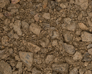 Vue gros plan d'une texture de pierre et gravier marron et ocre humide