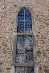 Buntes Fenster in der Stadtkirche in Melsungen