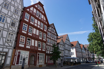 Fototapeta premium Historische Fachwerkhäuser am Rathausplatz in Melsungen