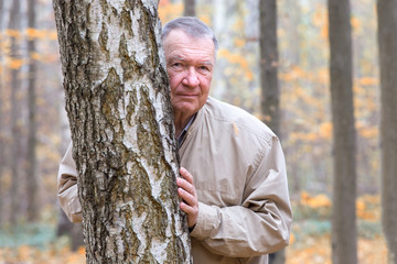 Portrait of senior man in an autumn park