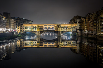 Fototapeta na wymiar Night view of the Arno river and the famous Ponte Vecchio. Florence, Tuscany, Italy