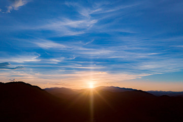 夕日　京都　サンセット　写真素材　ドローン　空撮　光芒　日没　