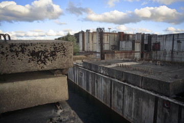Fototapeta na wymiar żelbetonowe prefabrykaty na porzuconej budowie elektrowni atomowej