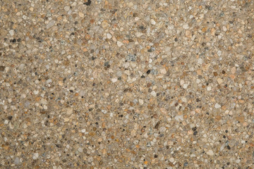 Gros plan texture béton désactivé avec graviers gris, noir et couleur
