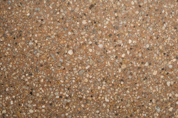 Gros plan texture béton désactivé avec graviers gris, noir et couleur