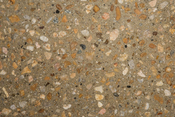 Texture béton désactivé en gros plan avec graviers blanc clair et gris foncé et couleur