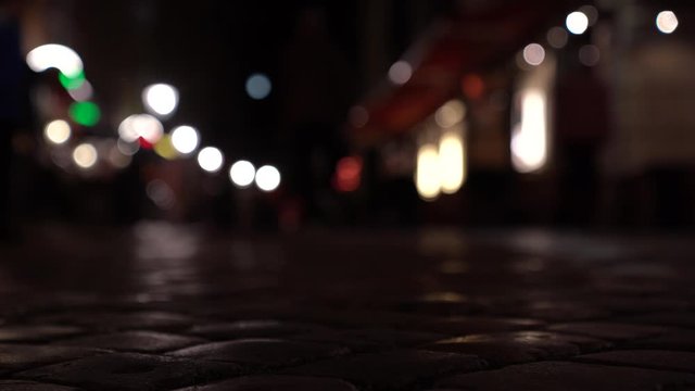 Fu&szlig;g&auml;nger Bokeh Effekt in einer Stra&szlig;e voller Restaurants
