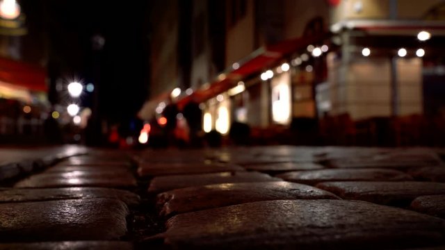 Fu&szlig;g&auml;nger Bokeh Effekt in einer Stra&szlig;e voller Restaurants