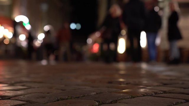 Fu&szlig;g&auml;nger Bokeh Effekt in einer Stra&szlig;e voller Restaurants
