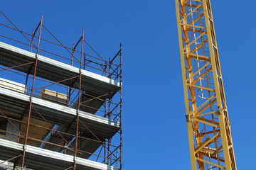 Cantiere edile - gru e ponteggio