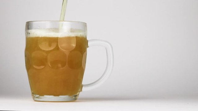 Birra versata in un boccale