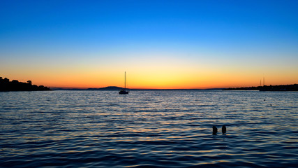 żaglówka na tle czerwonego nieba © TOP67