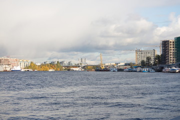 Naklejka premium River landscape in the city on a sunny day