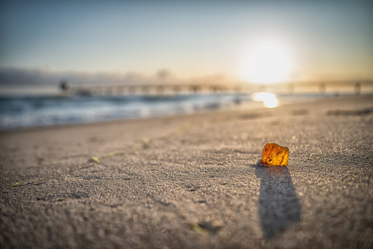 Bernstein am Strand im Sonnenaufgang