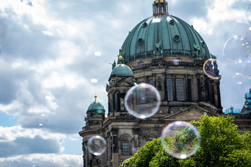 Berliner Dom mit Seifenblasen © DEN