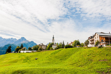 Fototapeta premium Ftan, Unterengadin, Bergdorf, Engadiner Häuser, Wanderweg, Bergwiesen, Graubünden, Alpen, Sommer, Schweiz