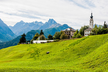 Fototapeta premium Ftan, Unterengadin, Bergdorf, Engadiner Häuser, Wanderweg, Bergwiesen, Graubünden, Alpen, Sommer, Schweiz